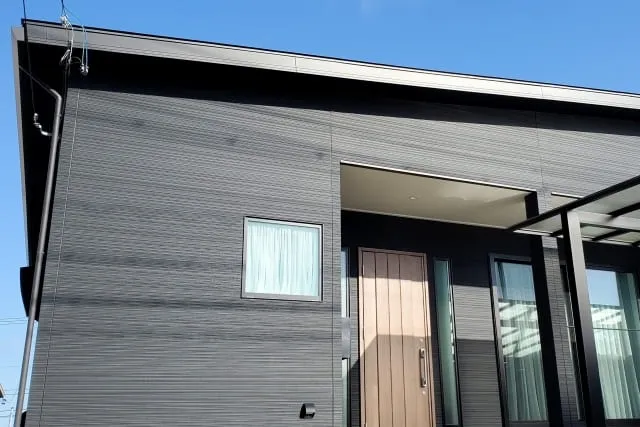 黒い外壁は本当に暑い？快適に保つための対策を解説！